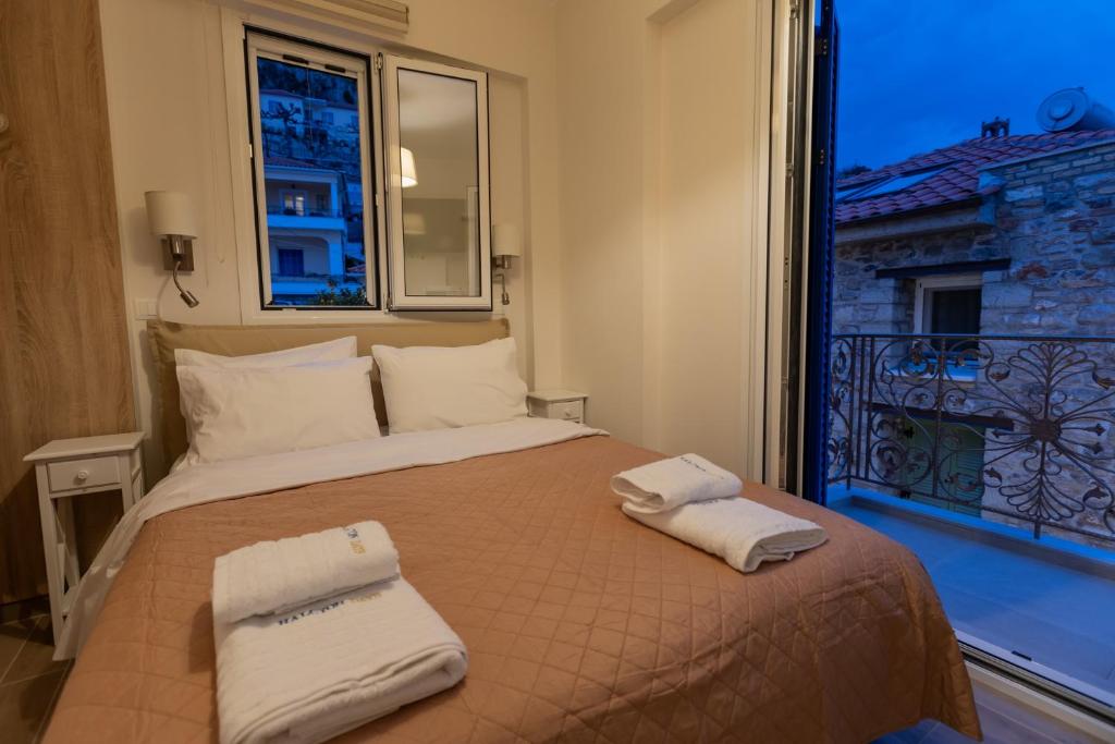 Postel nebo postele na pokoji v ubytování Halcyon Days Maisonettes Nafpaktos
