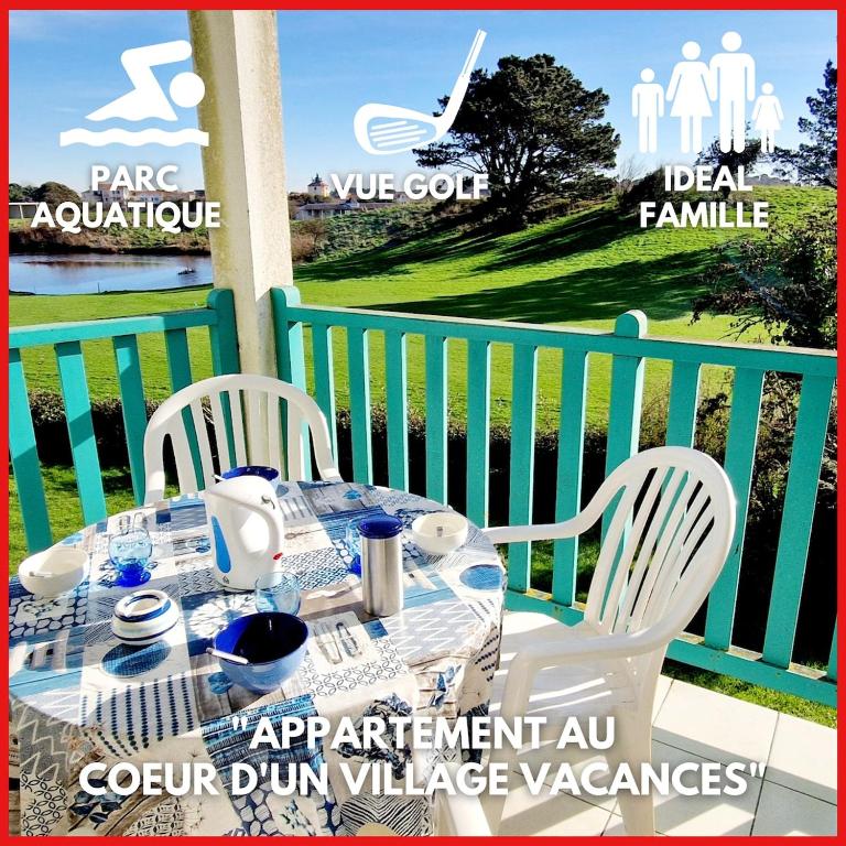 - une table et deux chaises sur une terrasse couverte avec une table dans l'établissement 