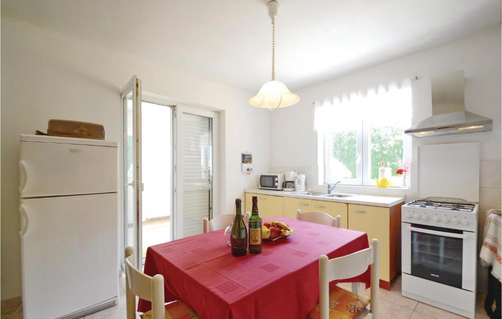 kuchnia ze stołem i butelkami wina w obiekcie Holiday Home Marceljani Kolcic Breg w mieście Vinež
