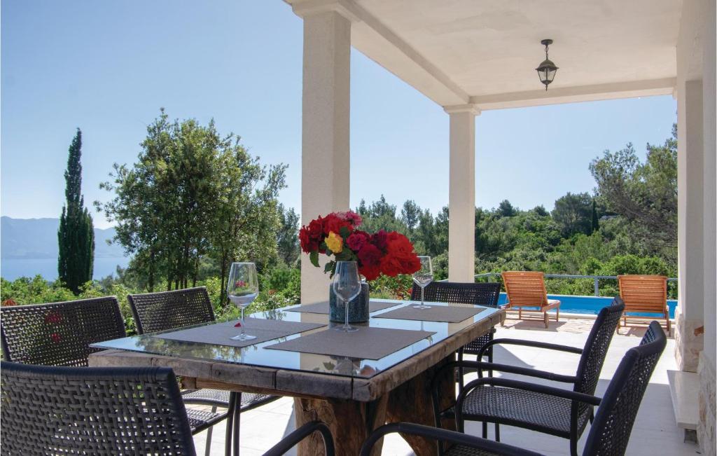 Fotografie z fotogalerie ubytování Three-Bedroom Holiday Home In Zrnovo v destinaci Korčula