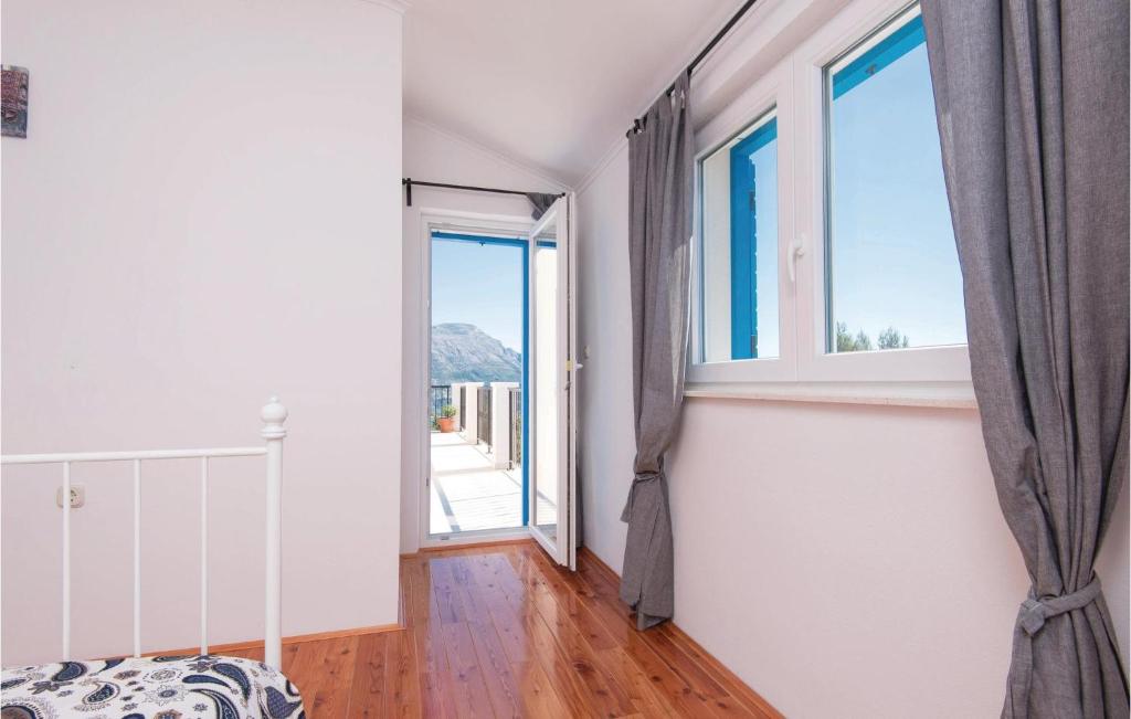 Fotografie z fotogalerie ubytování Three-Bedroom Holiday Home In Zrnovo v destinaci Korčula