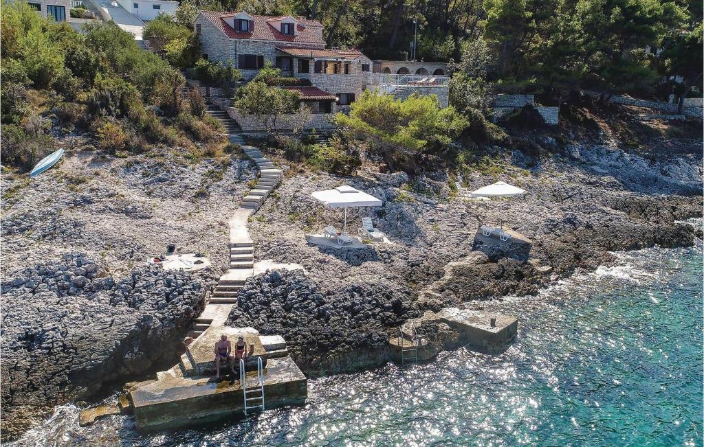 eine Gruppe von Menschen, die am Strand in der Nähe des Wassers stehen in der Unterkunft Gorgeous Home In Prigradica With Wifi in Prigradica