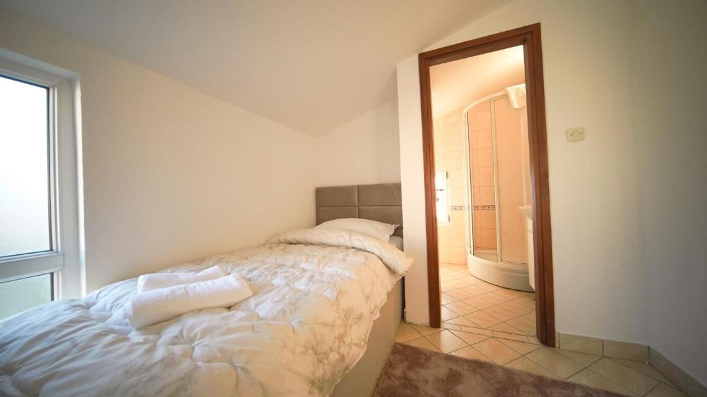 Giường trong phòng chung tại Hotel Damar family room