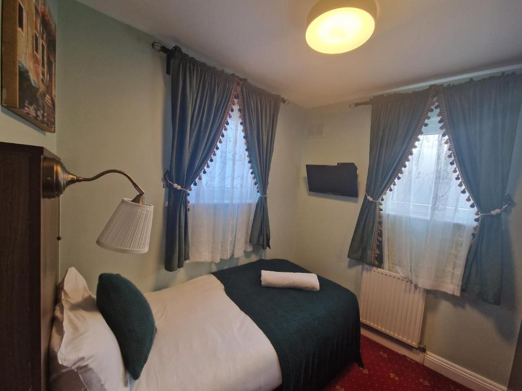 Postel nebo postele na pokoji v ubytování Lyndon Guesthouse