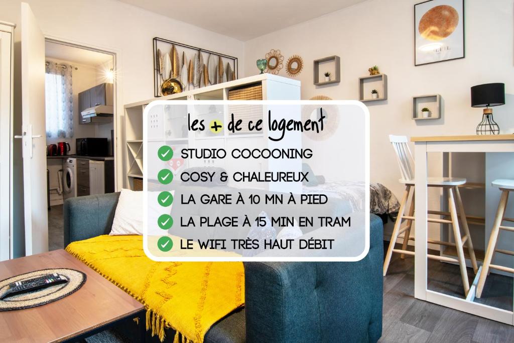 - un panneau dans un salon avec une table dans l'établissement Studio 