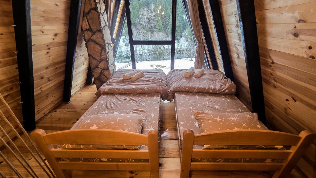 Postel nebo postele na pokoji v ubytování Wolf House Jelovica