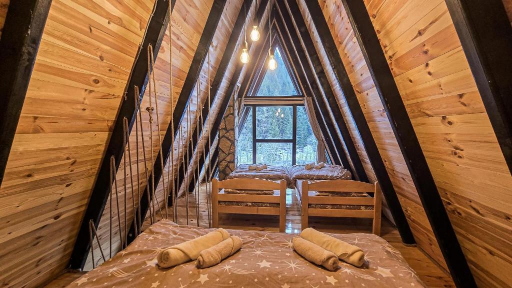 Postel nebo postele na pokoji v ubytování Wolf House Jelovica