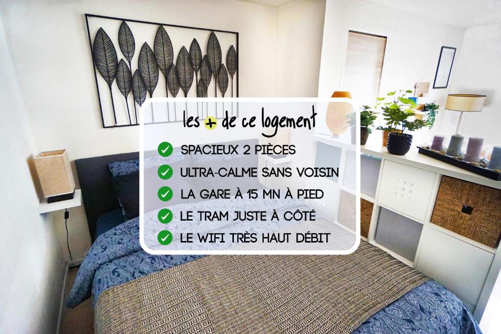 un cartello in una camera con un letto di 2 pièces "Les Nuits Douces" - Calme et Lumineux - Gare à 10 min - Tram à 3 min a Le Havre