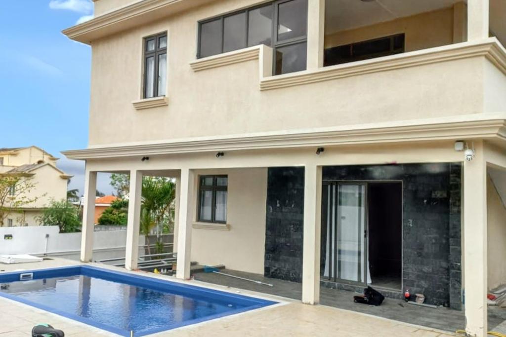 una casa con piscina delante en Apartment with Private Pool in Flic en Flac - 250 m², en Flic en Flac