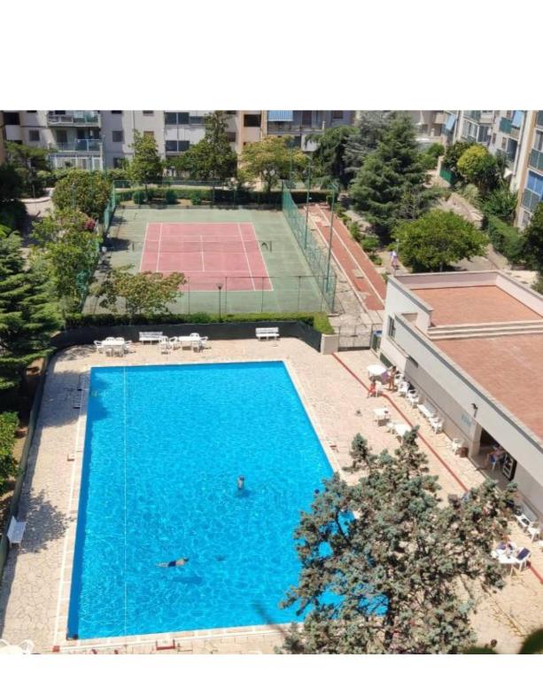 Basen w obiekcie Luxus P4T Family 3 bedroom with Pool, tennis court and sauna lub w pobliżu