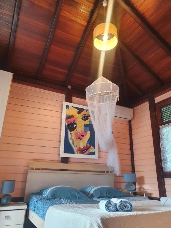 Postel nebo postele na pokoji v ubytování Cottage La Pointe Marine Deshaies