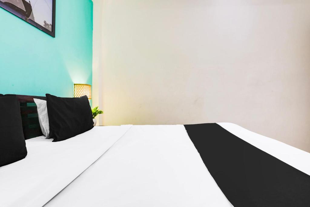 Postel nebo postele na pokoji v ubytování Hotel O KD Plaza 6