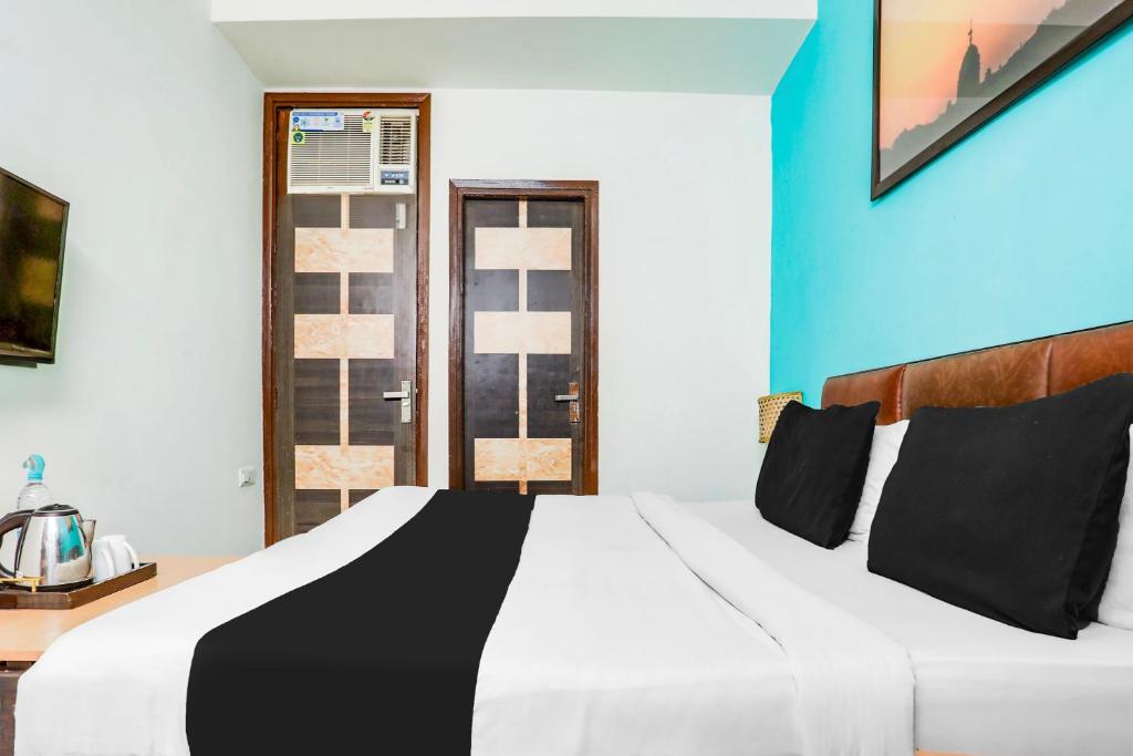 Postel nebo postele na pokoji v ubytování Hotel O KD Plaza 6
