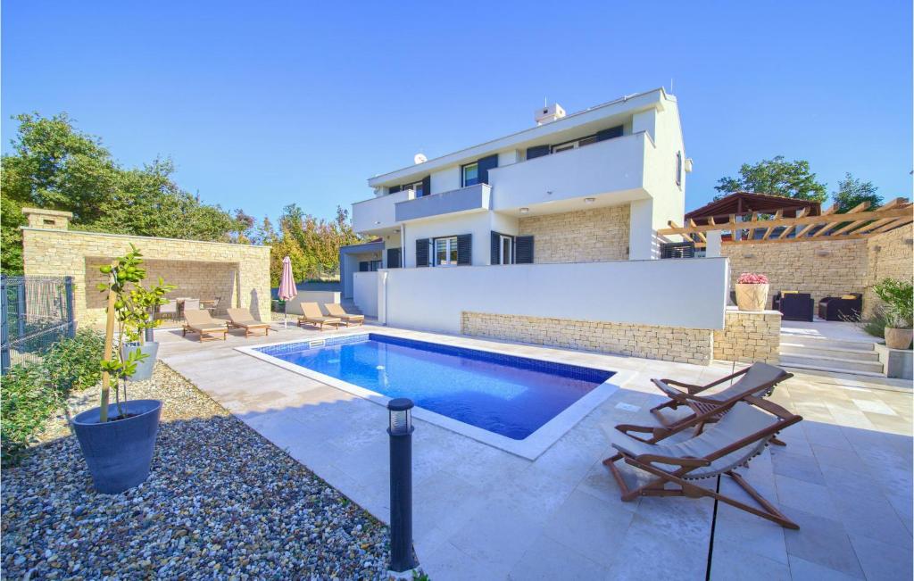 basen przed domem w obiekcie 3 Bedroom Nice Home In Risika w mieście Vrbnik