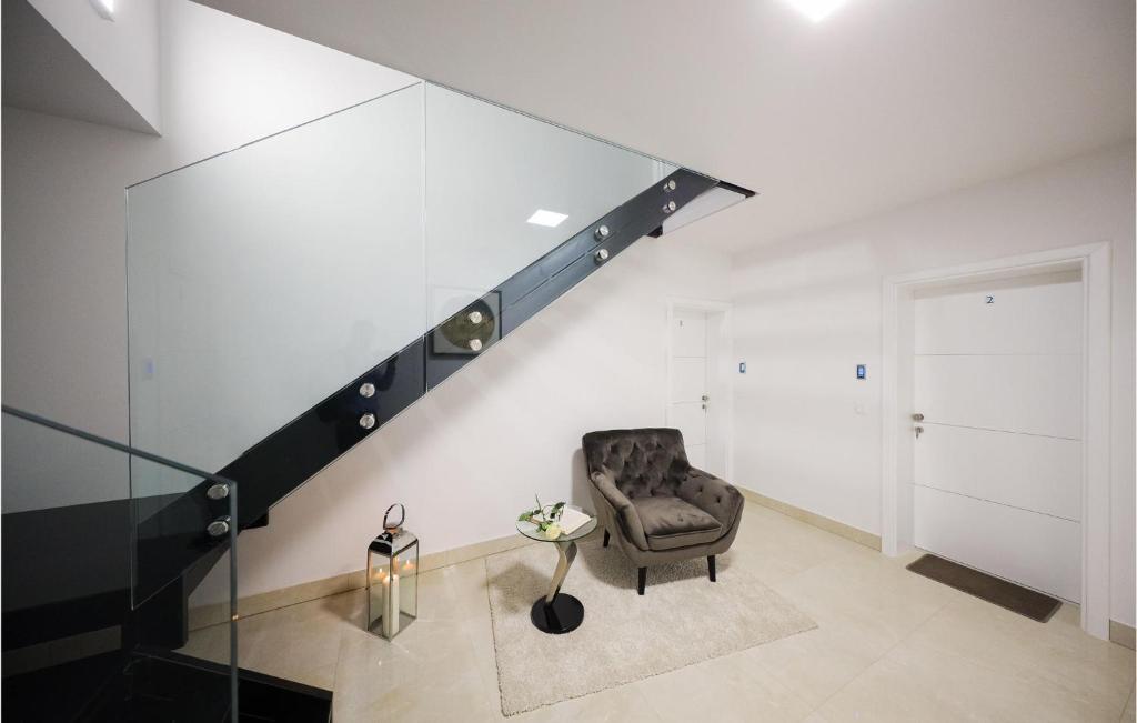 Część wypoczynkowa w obiekcie 1 Bedroom Lovely Apartment In Zadar