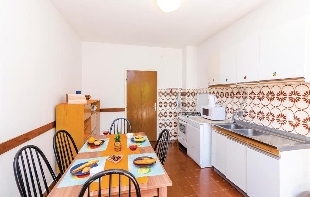 Kuchyňa alebo kuchynka v ubytovaní Apartment Senj Cr