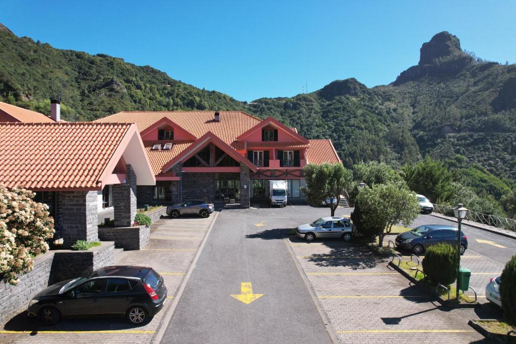 Nespecifikovaný výhled na hory nebo výhled na hory při pohledu z hotelu
