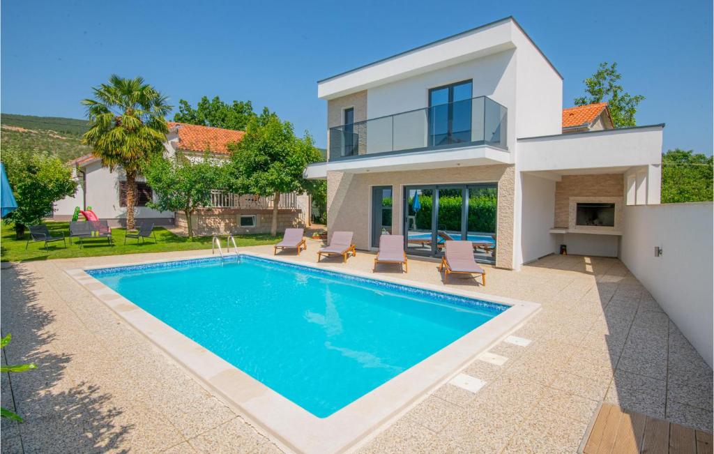 Three-Bedroom Holiday Home In Donji Prolozac