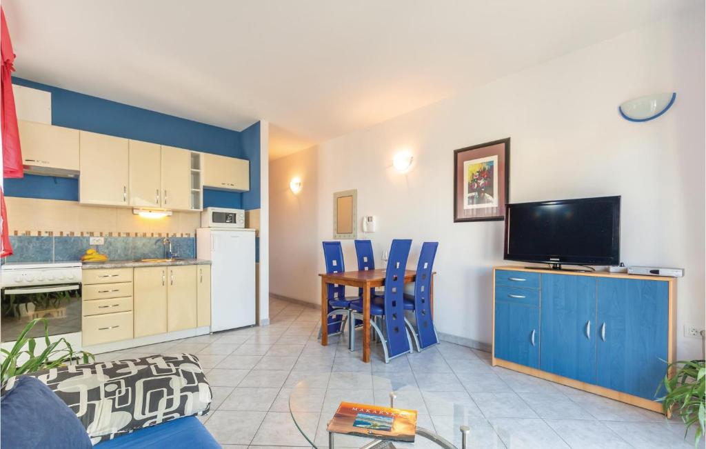 Kuchyňa alebo kuchynka v ubytovaní Two-Bedroom Apartment In Makarska
