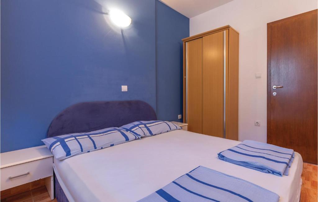 Posteľ alebo postele v izbe v ubytovaní Two-Bedroom Apartment In Makarska