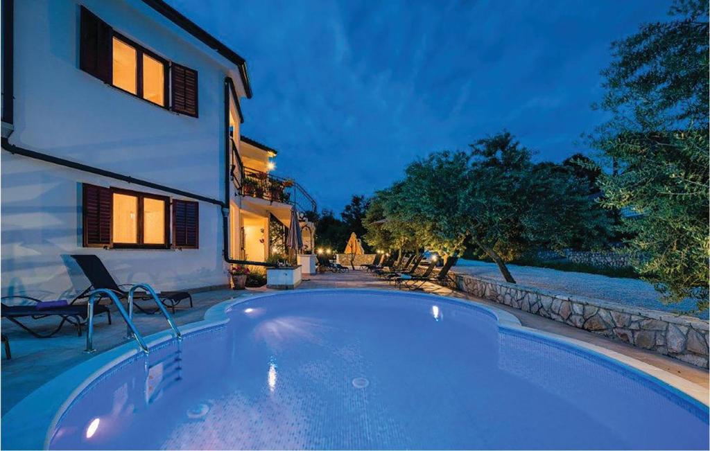 Basen w obiekcie 2 Bedroom Beautiful Apartment In Labin lub w pobliżu