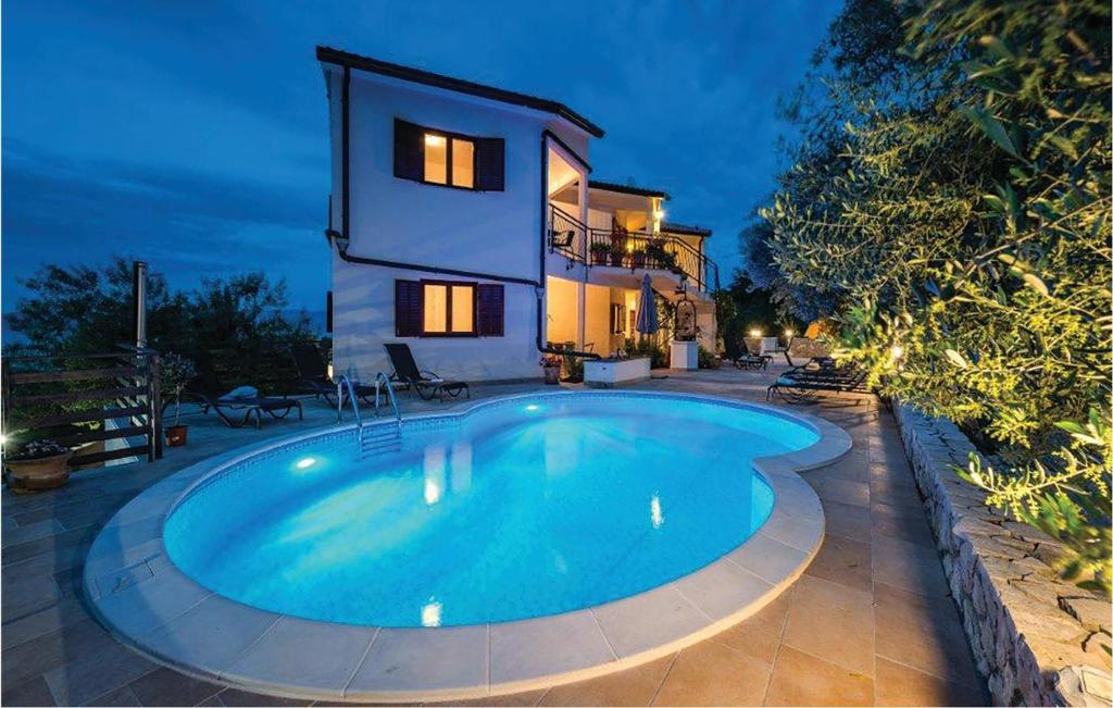 Basen w obiekcie 2 Bedroom Beautiful Apartment In Labin lub w pobliżu