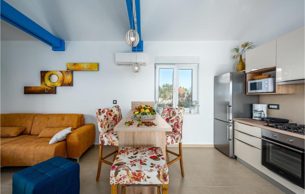 Kuchnia lub aneks kuchenny w obiekcie Awesome Home In Vodnjan