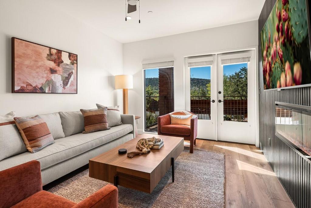 Una sala de estar con un sofá y una mesa de café. en Pric kly Pear Villa, en Sedona