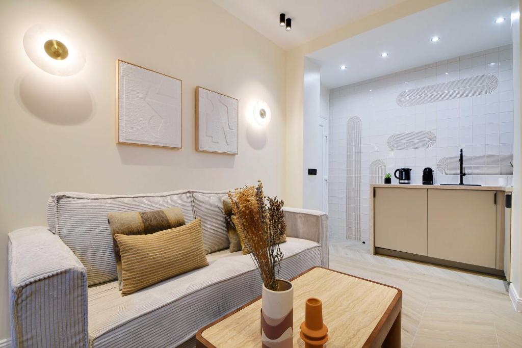 un salon avec un canapé et une table dans l'établissement Superb apartment -1BR-4P- Montmartre, à Paris