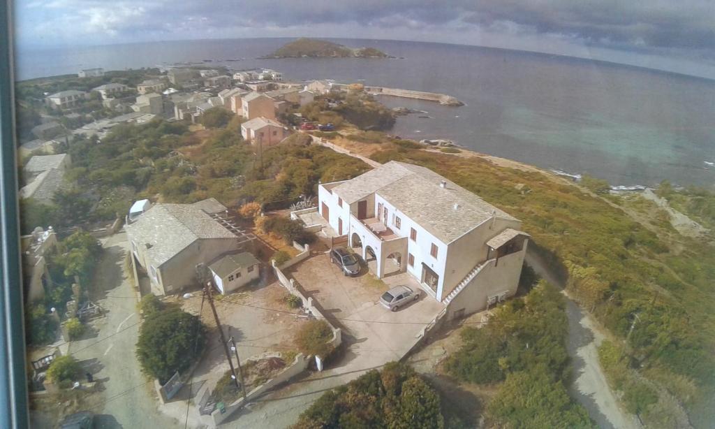Vue aérienne d'une maison sur une île dans l'eau dans l'établissement Appartement Coté mer, à Canelle