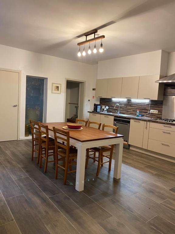 Kuchyň nebo kuchyňský kout v ubytování Guanto vakantiewoning