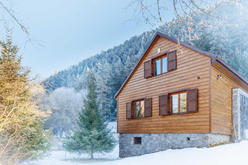 ein Holzhaus mitten im Wald in der Unterkunft ŠTVRTÁ VODA - Jánska chata in Liptovský Ján