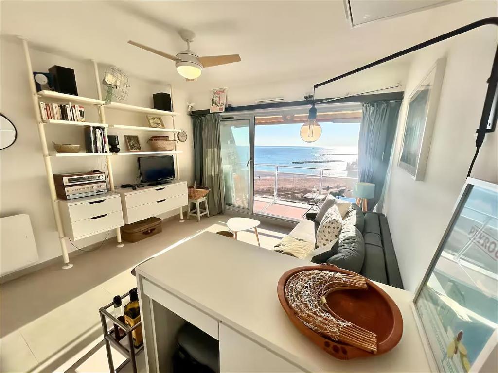 un soggiorno con vista sull'oceano di Bel appartement vue mer a Palavas-les-Flots