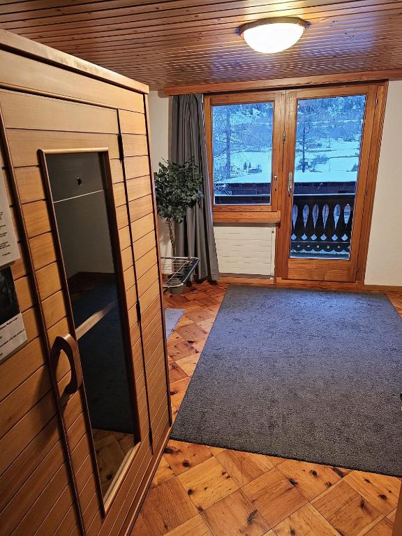 Fotografie z fotogalerie ubytování 5 Zimmer-Wohnung mit Garage und Sauna v destinaci Sankt Niklaus