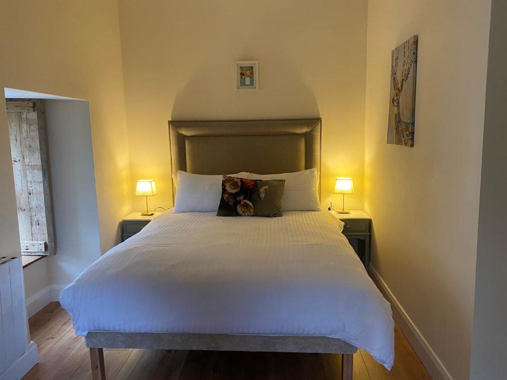 Postel nebo postele na pokoji v ubytování Kylemore house boutique apartments - Diamond Lounge
