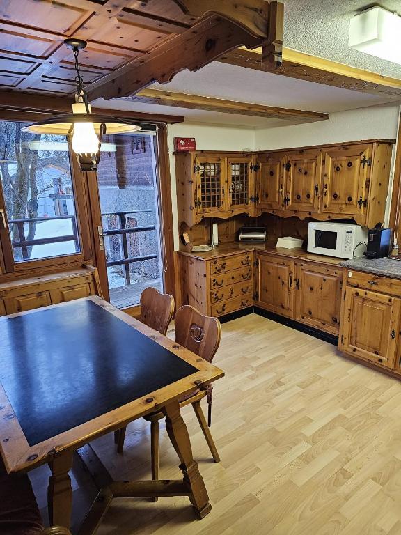 Kuchyň nebo kuchyňský kout v ubytování 5 Zimmer-Wohnung mit Garage und Sauna