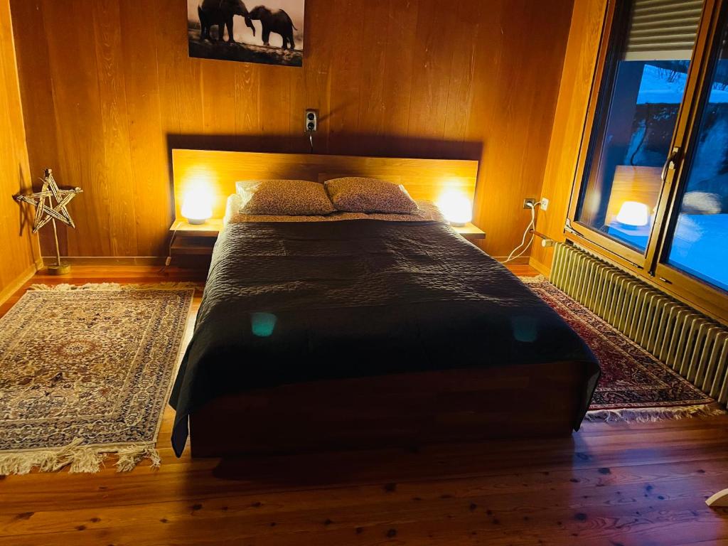Postel nebo postele na pokoji v ubytování 5 Zimmer-Wohnung mit Garage und Sauna