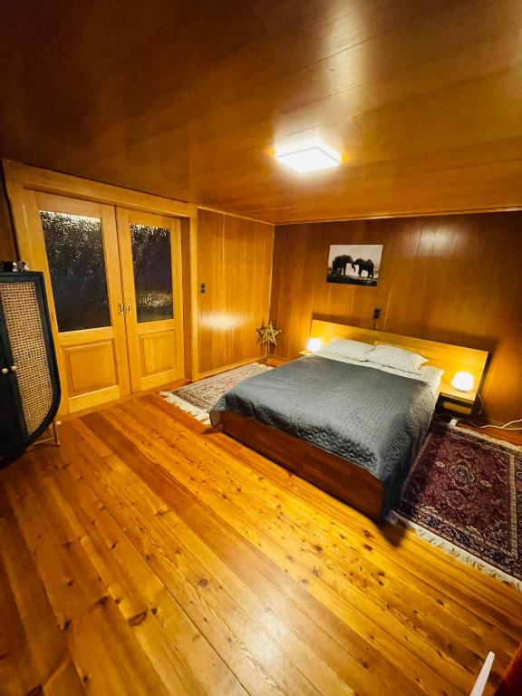 Postel nebo postele na pokoji v ubytování 5 Zimmer-Wohnung mit Garage und Sauna