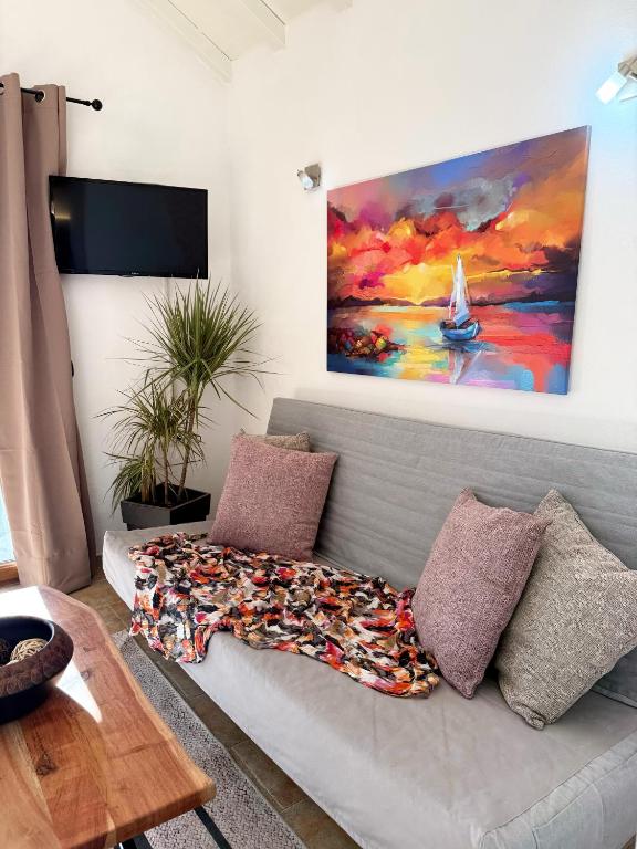 TV a/nebo společenská místnost v ubytování Del Sol Suites