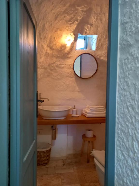 A bathroom at Trullo Margherita