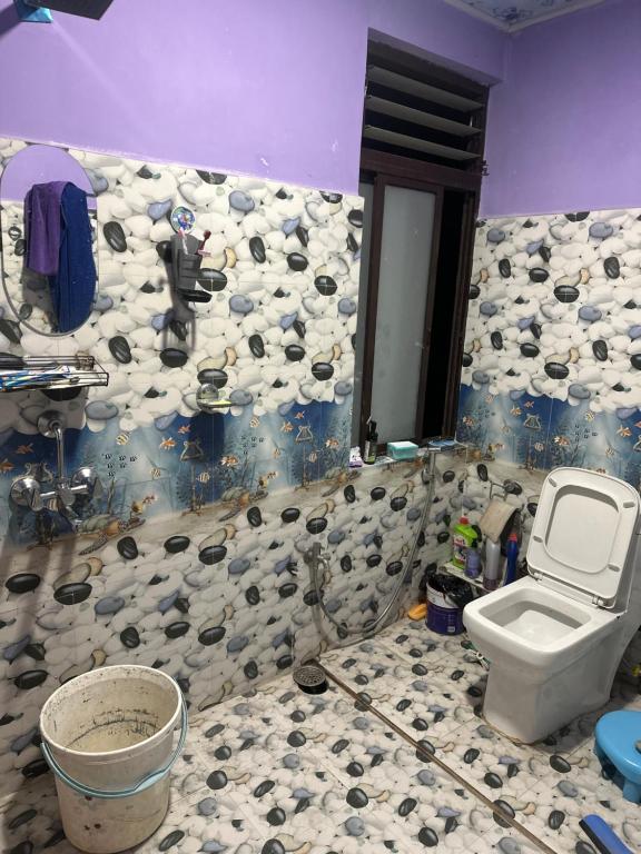 Koupelna v ubytování Karma homestay