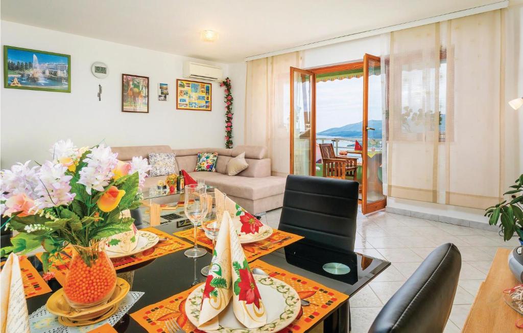 salon ze stołem i kanapą w obiekcie Apartment Opatijska Croatia w Rabacu