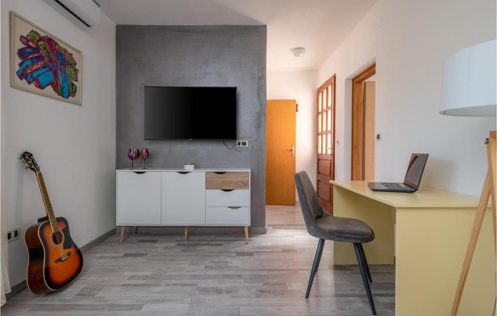 Telewizja i/lub zestaw kina domowego w obiekcie Holiday Home Breg Ivanovci Iv