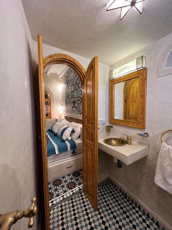 Postel nebo postele na pokoji v ubytování Riad dar Hania