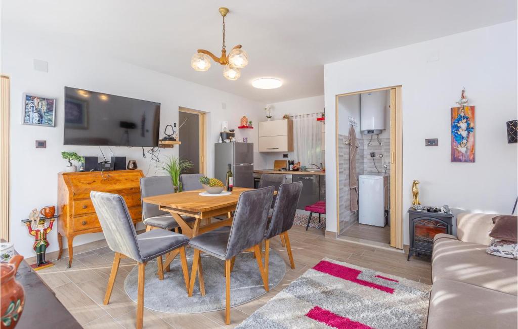 Televízia a/alebo spoločenská miestnosť v ubytovaní Pet Friendly Home In Jadranovo