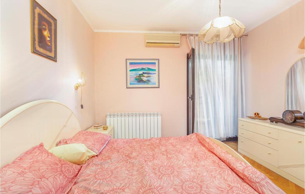 Posteľ alebo postele v izbe v ubytovaní Pet Friendly Home In Jadranovo