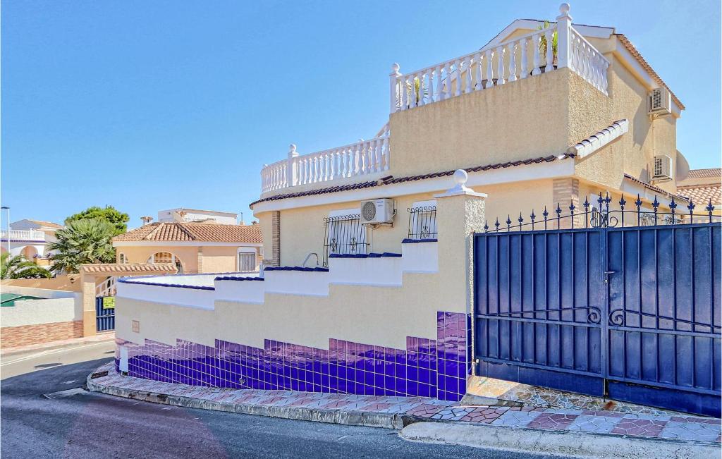 une maison avec un escalier violet en face d'une porte dans l'établissement 3 Bedroom Amazing Home In Gran Alacant, à Santa Pola
