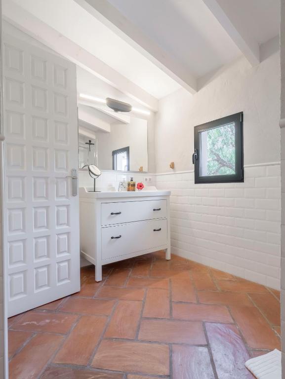 a bathroom with a white dresser and a mirror at Villa Tosalet Pomelo in Jávea