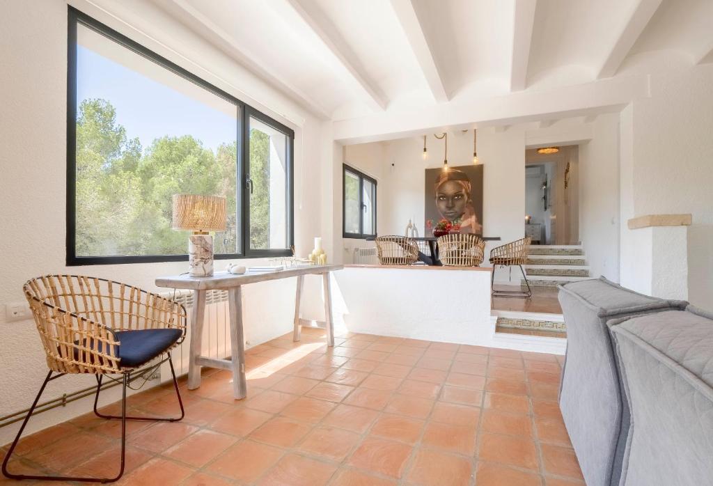 a kitchen and living room with a table and chairs at Villa Tosalet Pomelo in Jávea
