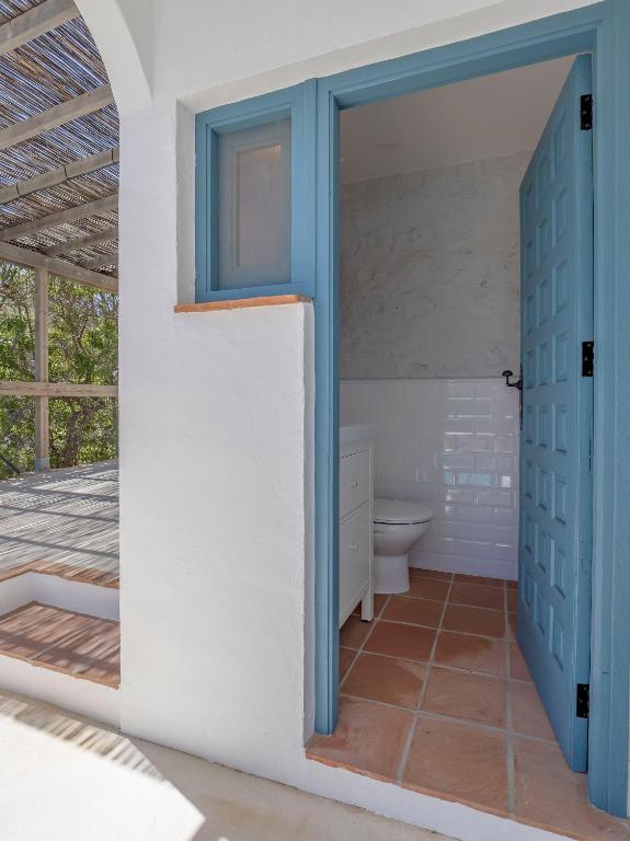a bathroom with a toilet and a window at Villa Tosalet Pomelo in Jávea